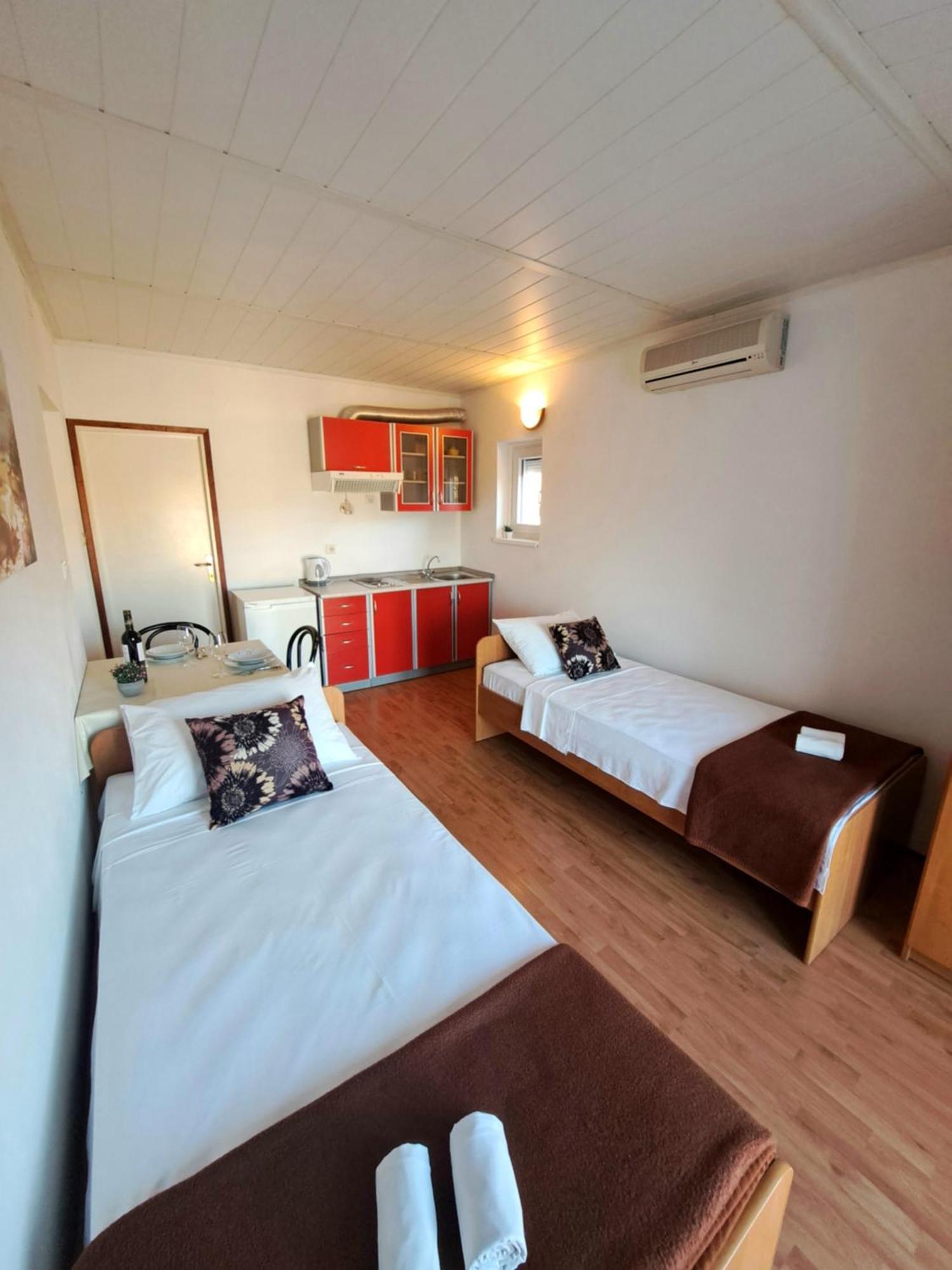 Apartments Maruna Maslenica Eksteriør billede